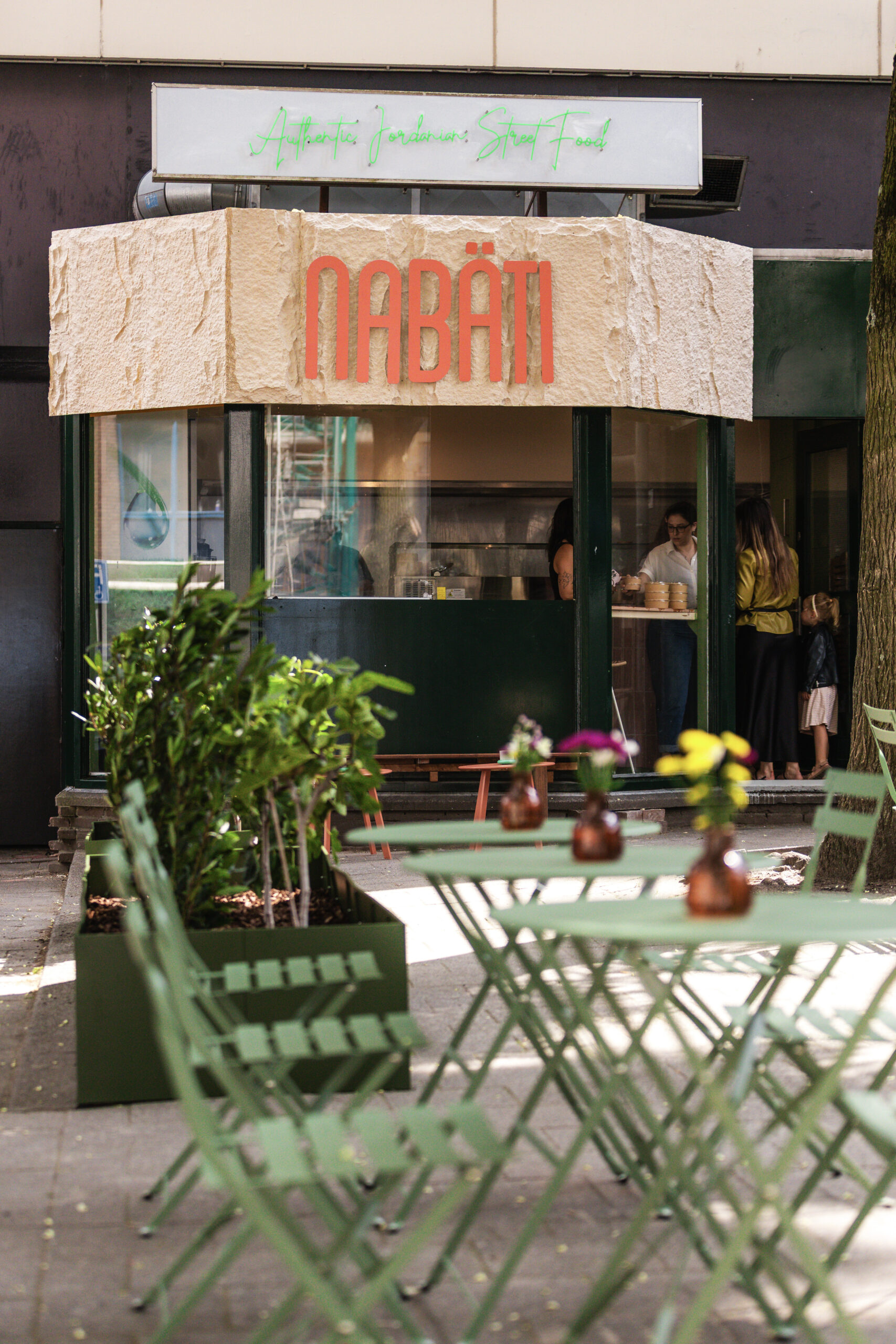 Gevel van Nabäti Eatery met terras aan de Keizerstraat in Rotterdam