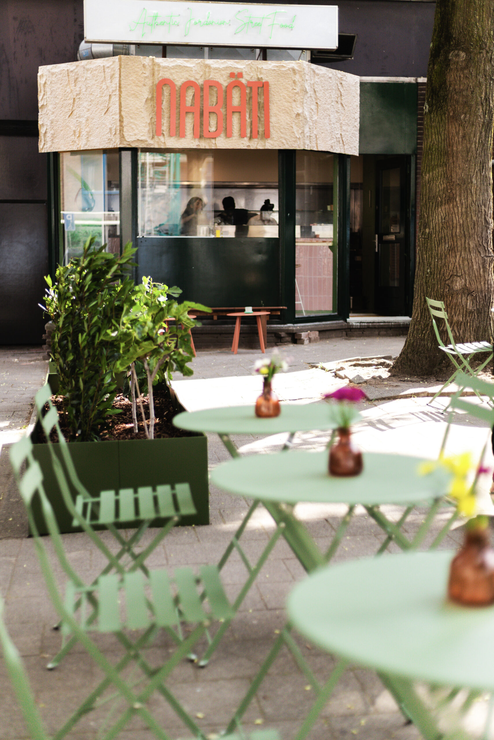 De gevel en het terras van Nabäti Eatery aan de Keizerstraat in Rotterdam