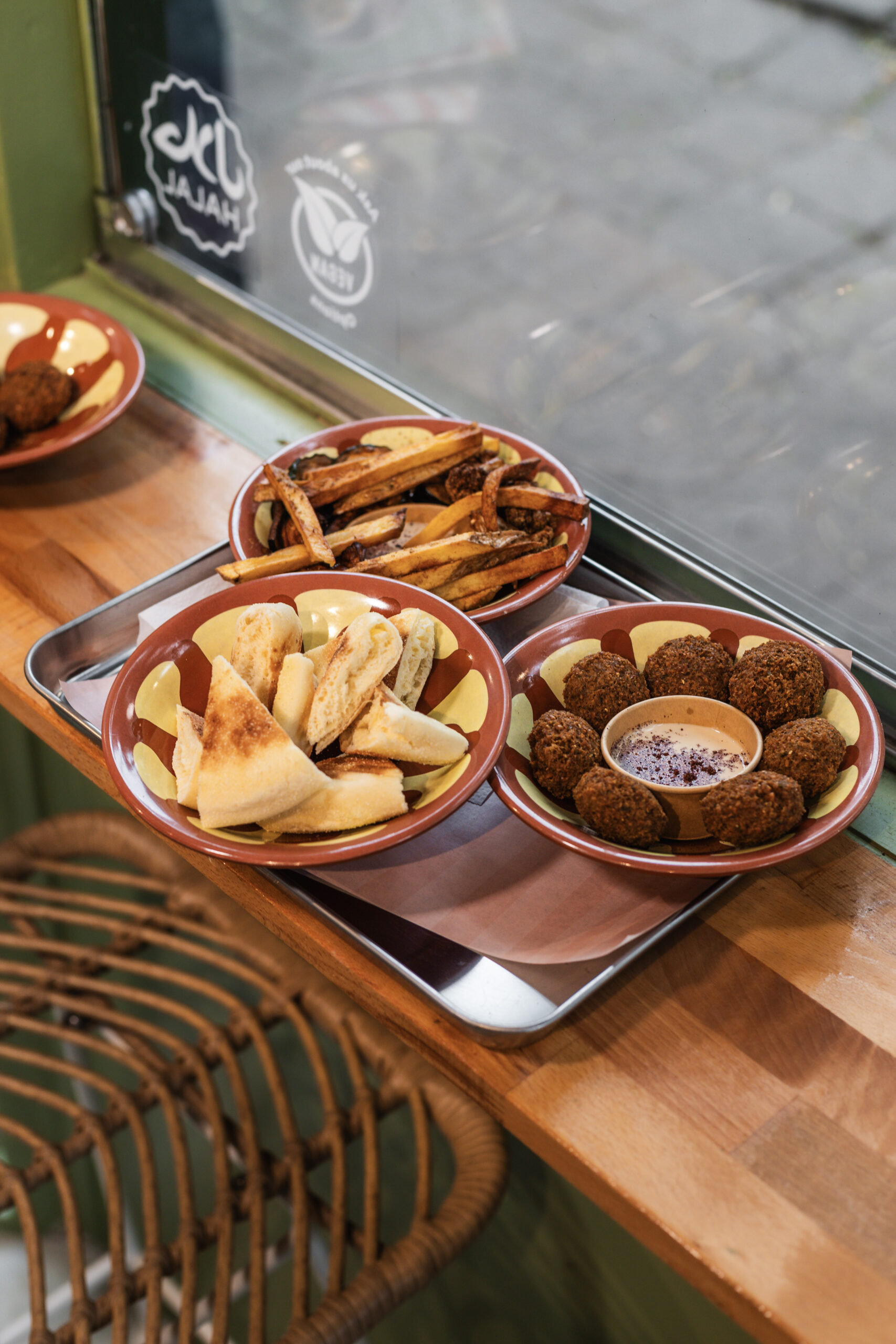 Dienblad met falafel, friet, dip en brood bij Nabäti Eatery Rotterdam